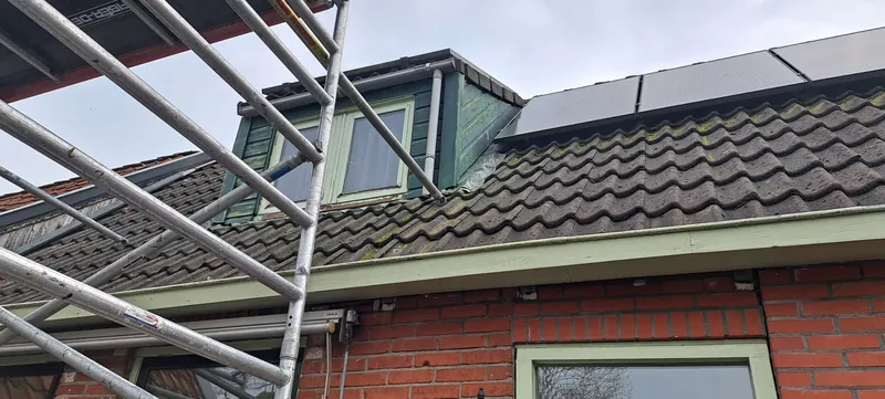 Dakkapel met de steiger eromheen tijdens het werk.