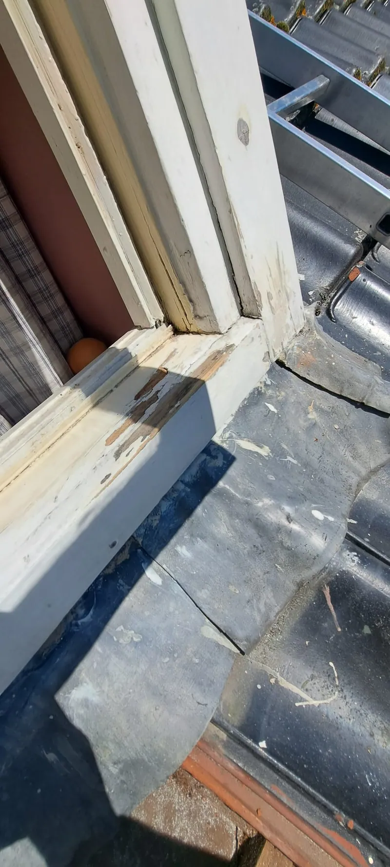 Houtrot in de constructie van een dakkapel, het rotte hout is eruit gehaald.
