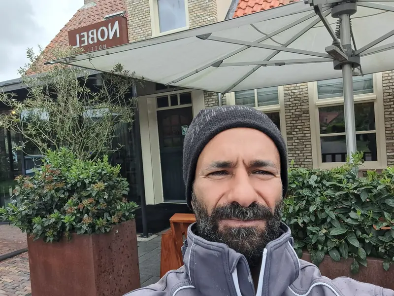 Milad Morkos, schilder in Stiens.